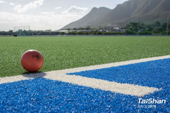 FIH Certified Hockey Artificial Turf With 17mm Pile Height Water Spray No Heavy Metals For Consistent Play